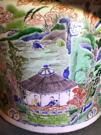 Un grand vase couvert en porcelaine de Chine famille verte &agrave; d&eacute;cor de paysages fluviales, Kangxi